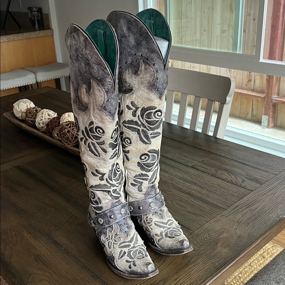 Corral Western Boots – Distressed Leather, Studded Detail Embroidered Floral